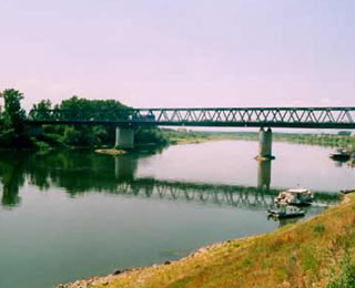 Il ponte sulla Sava che separa Bosnia e Croazia