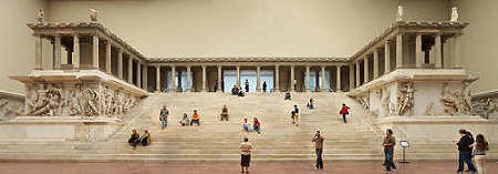 L'altare di Pergamo è una delle attrazioni principali della collezione di arte antica del Museo Pergamon di Berlino