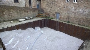 Il Teatro Romano coperto da un tessuto e uno strato di ghiaino