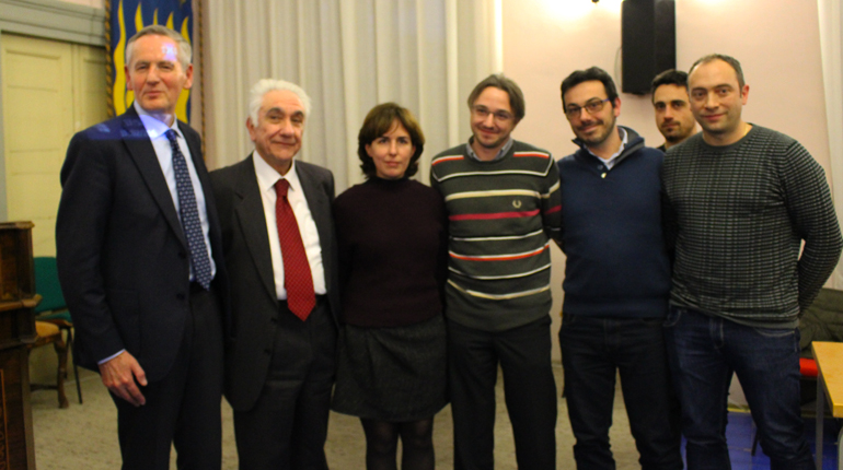 Da sinistra: il rettore Vilberto Stocchi, il professor Flavio Vetrano e parte del gruppo di ricercatori Virgo