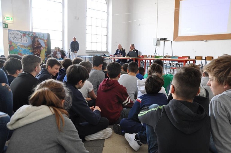 Bullismo, la Polizia incontra le scuole. “Episodi anche a Urbino” | il ... - Il Ducato