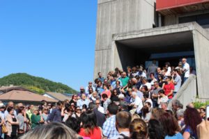 La folla all'uscita della chiesa di san Pier Damiani di Cagli