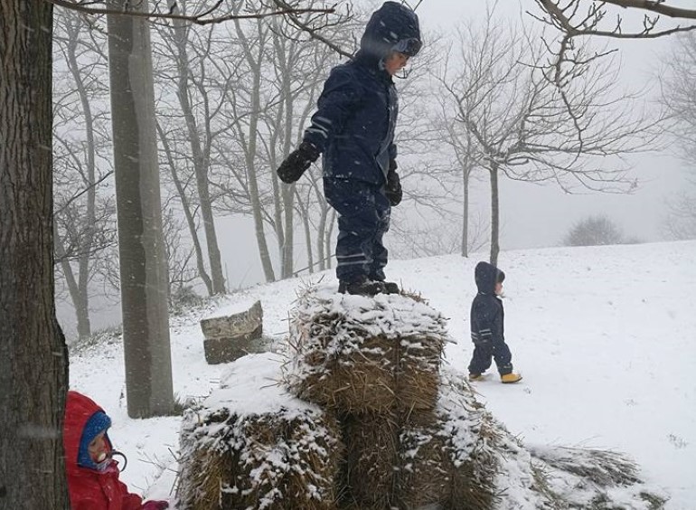 I bambini di "Maestra Natura" giocano nella neve