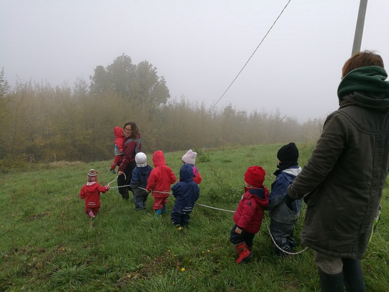 I bambini durante una passeggiata nel bosco
