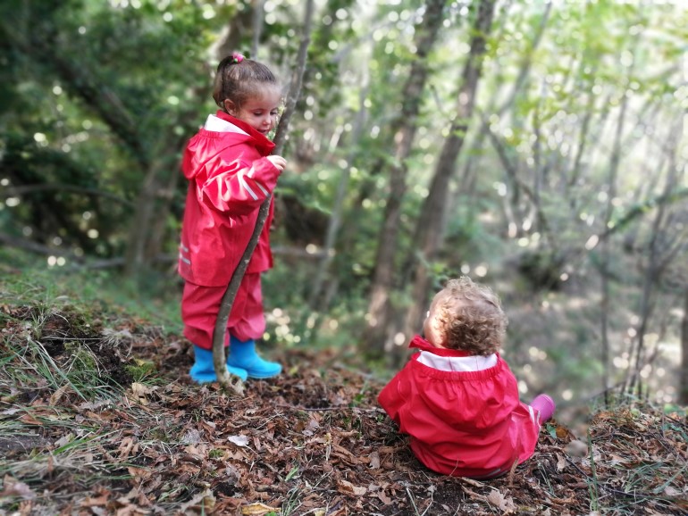 I bambini giocano nel bosco delle Cesane