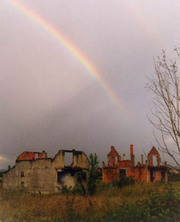 Un arcobaleno spicca fra le rovine