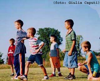 I bambini giocano nel campo di calcio del paese