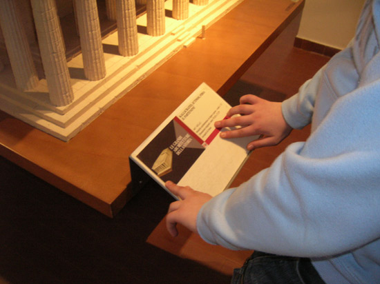 Un visitatore legge in braille la descrizione del Partenone