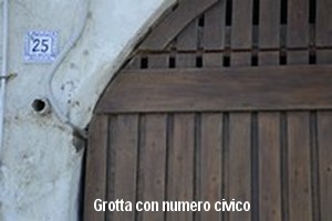 un ingresso in legno massiccio