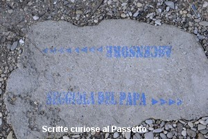 Scritte curiose al Passetto, a destra la Seggiola del Papa, a sinistra l'ascensore 