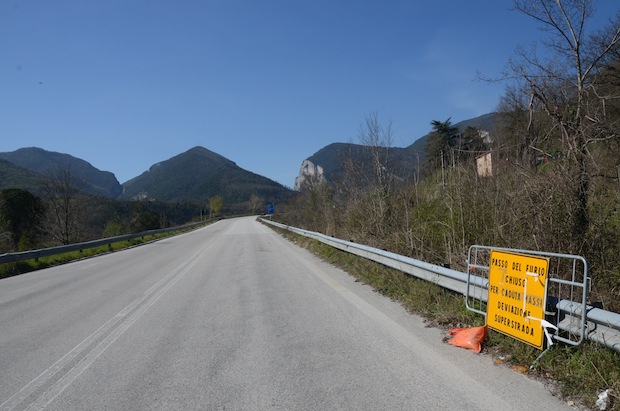 Gli avvisi di strada interrotta vicino Calmazzo, senza indicazioni alternative