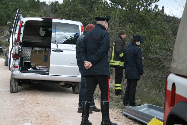 Auto nel dirupo, l'operazione dei Vigili del fuoco di Urbino