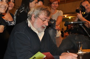Francesco Guccini alle prese con gli autografi durante la conferenza al Magistero