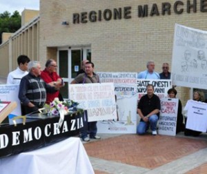 I manifestanti di Montecopiolo di fronte alla regione Marche