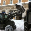 Le squadre di soccorso ripuliscono Piazza della Repubblica dalla neve