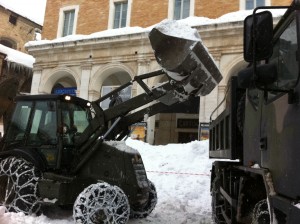 Le squadre di soccorso ripuliscono Piazza della Repubblica dalla neve