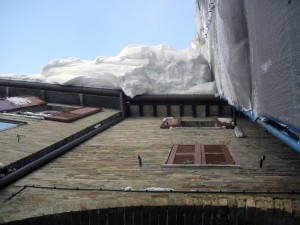 La neve accumulata su un tetto del centro - foto di Gabriele Miceli