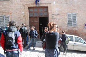Studenti sostengono gli imputati davanti al tribunale di Urbino