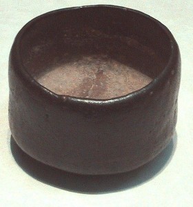 Ciotola nera in stile Raku del sedicesimo secolo, usata per la cerimonia del tè