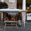 Il presidio dei manifestanti urbinati in Piazza della Repubblica