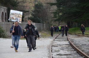 i manifestanti sulla ferrovia