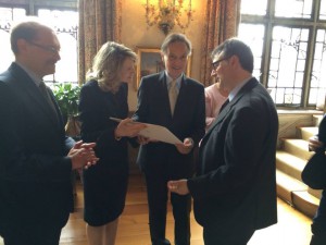 Gabriele Cavalera assieme all'ambasciatore italiano a Washington Claudio Bisogniero - Foto pubblicata da Cavalera su Facebook