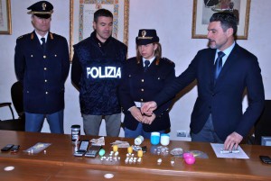 Gli agenti della Questura di Pesaro e Urbino con la droga recuperata durante l'operazione