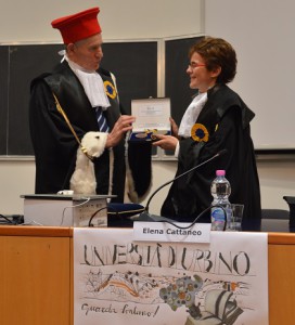 Il rettore Vilberto Stocchi consegna il sigillo d'Ateneo a Elena Cattaneo