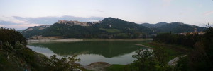 "Lago di Mercatale, Sassocorvaro" di Zitumassin - Opera propria. Con licenza CC BY 3.0 tramite Wikimedia Commons