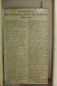 La lapide con impressi i nomi degli 83 giornalisti morti durante i combattimenti della prima Guerra Mondiale