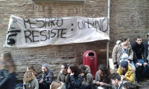 Gli studenti protestano di fronte al rettorato contro la chiusura di Pesaro Studi