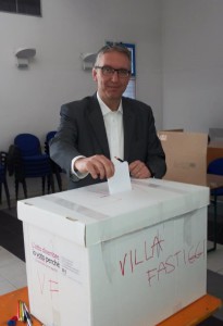 Luca Ceriscioli al voto ( foto del Comitato per Luca Ceriscioli Presidente)