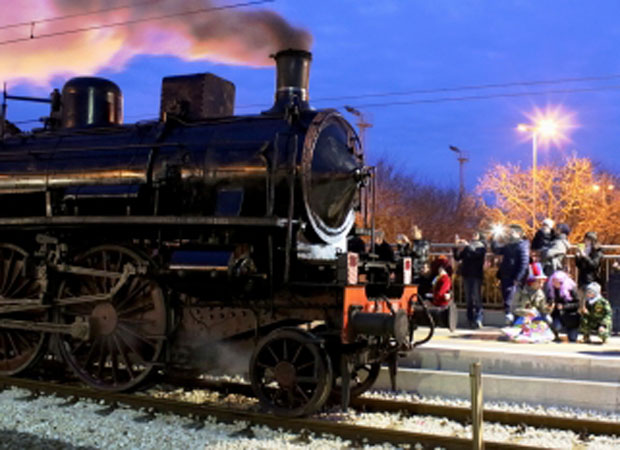 Il treno a vapore esposto durante l'ultimo carnevale a Fano
