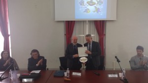 Il rettore dell'Università degli Studi di Urbino Vilberto Stocchi premia il professor Giuseppe Bovi