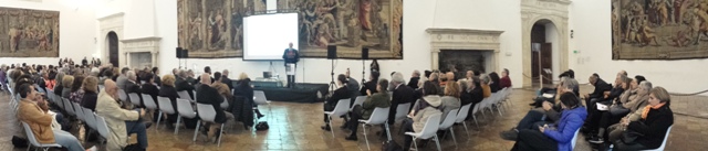 Una panoramica della Salone del trono a Palazzo Ducale, durante il discorso di Piero Dorfles