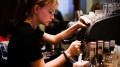 "Girl Making Espresso" by Petteri Sulonen licenza CC BY 2.0 da Flickr