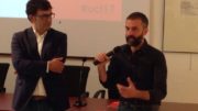 Il direttore artistico del festival Alessio Torino (a destra col microfono) e il vicesindaco Roberto Cioppi all'inaugurazione di "Urbino e le città del libro 2017"